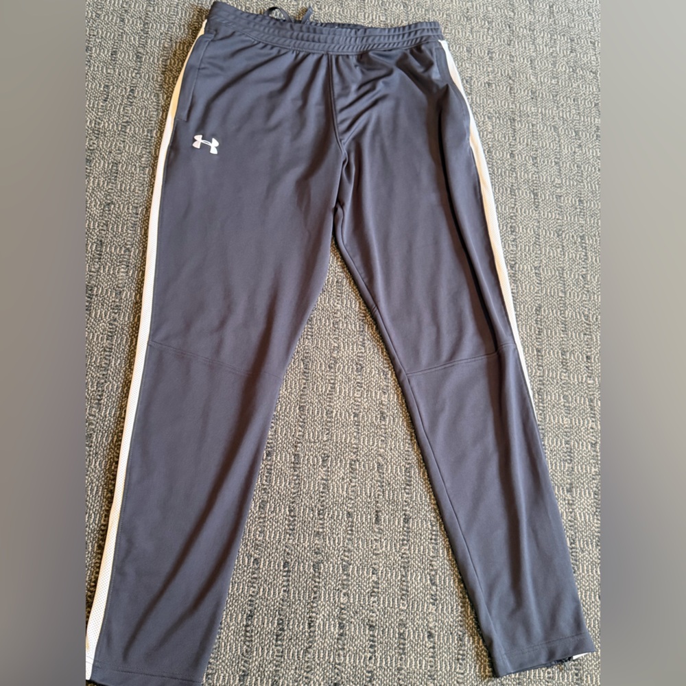 Lnwot men’s fitted Under Armour Charcoal Joggers sz Lg. Zipper pockets/ankle.